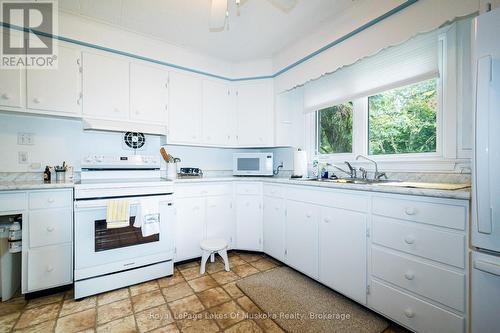 574 Ravenscliffe Road, Huntsville (Chaffey), ON - Indoor Photo Showing Kitchen