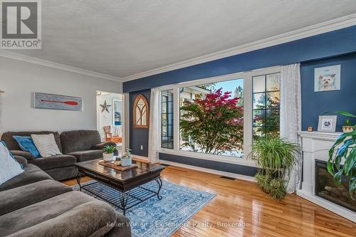835 Dominion Avenue, Midland, ON - Indoor Photo Showing Living Room