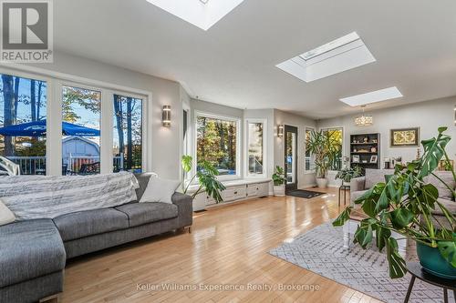 835 Dominion Avenue, Midland, ON - Indoor Photo Showing Living Room