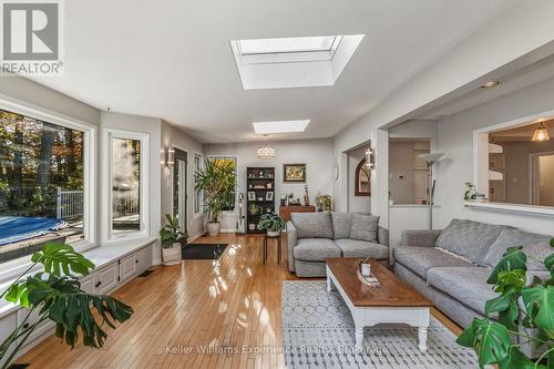 835 Dominion Avenue, Midland, ON - Indoor Photo Showing Living Room