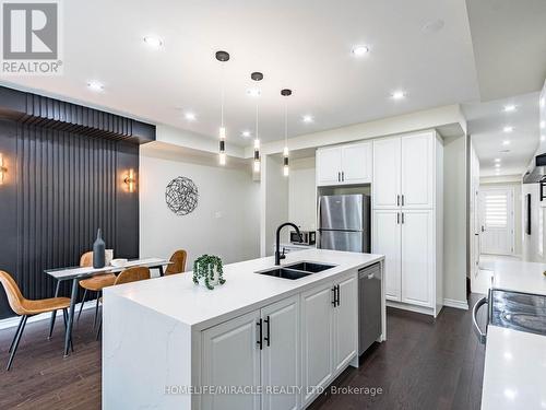 1416 Oakmont Common, Burlington, ON - Indoor Photo Showing Kitchen With Double Sink With Upgraded Kitchen