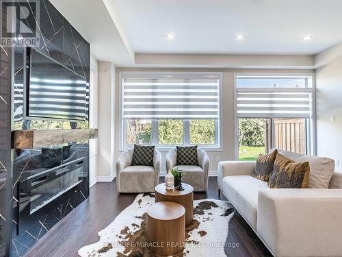 1416 Oakmont Common, Burlington, ON - Indoor Photo Showing Living Room