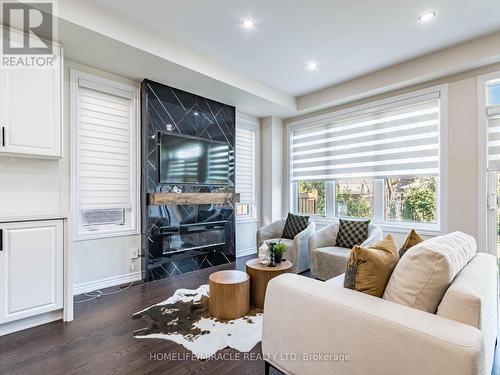 1416 Oakmont Common, Burlington, ON - Indoor Photo Showing Living Room