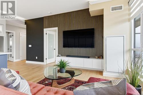 1404 - 550 North Service Road, Grimsby, ON - Indoor Photo Showing Living Room