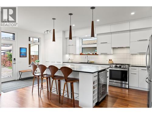 930 Cawston Avenue, Kelowna, BC - Indoor Photo Showing Kitchen With Upgraded Kitchen