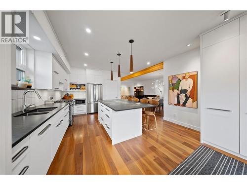 930 Cawston Avenue, Kelowna, BC - Indoor Photo Showing Kitchen With Double Sink With Upgraded Kitchen