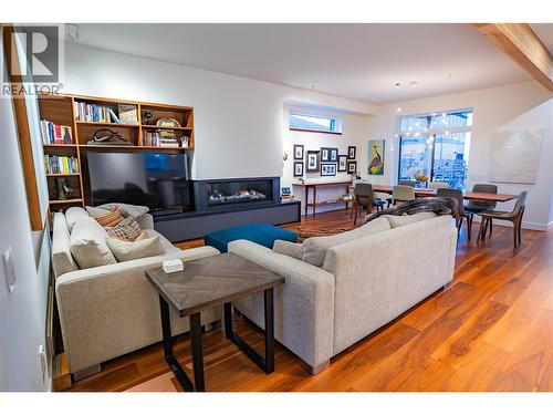 930 Cawston Avenue, Kelowna, BC - Indoor Photo Showing Living Room