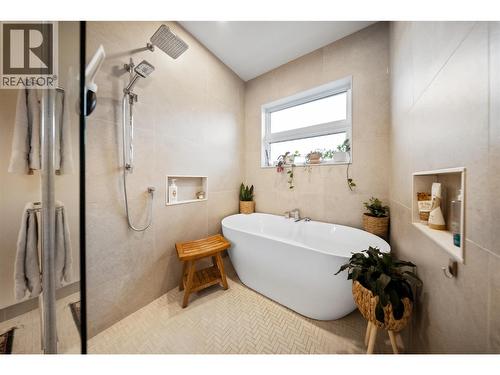 930 Cawston Avenue, Kelowna, BC - Indoor Photo Showing Bathroom