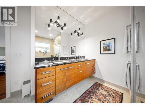 930 Cawston Avenue, Kelowna, BC - Indoor Photo Showing Kitchen With Double Sink