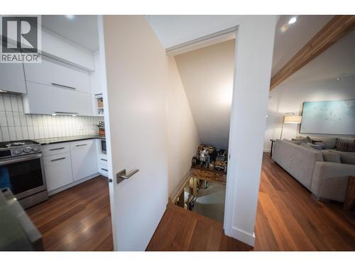 930 Cawston Avenue, Kelowna, BC - Indoor Photo Showing Kitchen