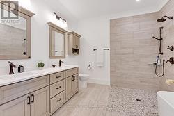 Primary ensuite's 5-pc ensuite, double sink - 