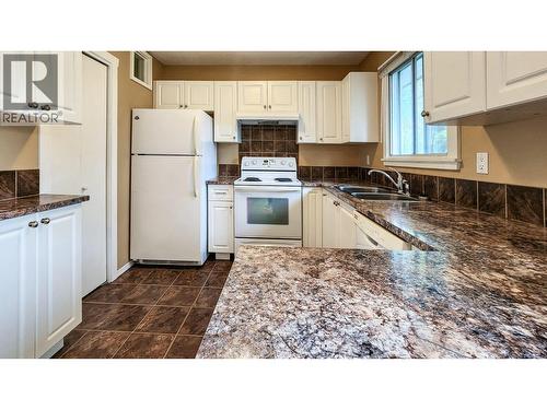 592 Mccurdy Road, Kelowna, BC - Indoor Photo Showing Kitchen With Double Sink