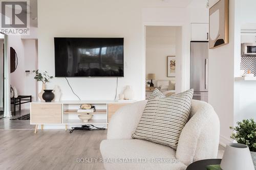 207 - 185 Oneida Crescent, Richmond Hill, ON - Indoor Photo Showing Living Room