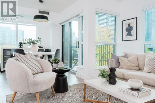 207 - 185 Oneida Crescent, Richmond Hill, ON - Indoor Photo Showing Living Room