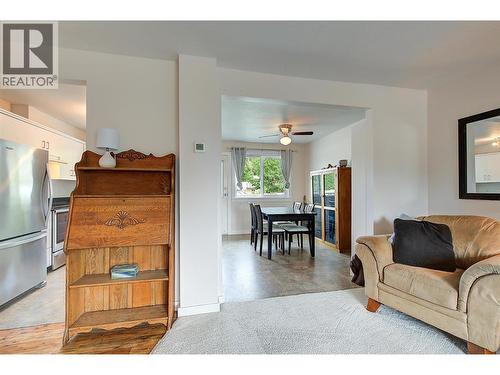 2745 Cameron Road, West Kelowna, BC - Indoor Photo Showing Living Room