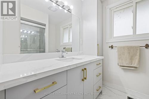 19 Winthrop Place, Hamilton, ON - Indoor Photo Showing Bathroom