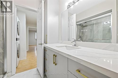 19 Winthrop Place, Hamilton, ON - Indoor Photo Showing Bathroom