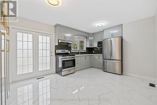 19 Winthrop Place, Hamilton, ON - Indoor Photo Showing Kitchen