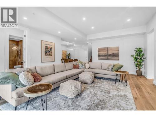 3452 Blue Grass Lane, Kelowna, BC - Indoor Photo Showing Living Room