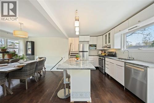 2006 Olive Avenue, Sarnia, ON - Indoor Photo Showing Kitchen With Upgraded Kitchen