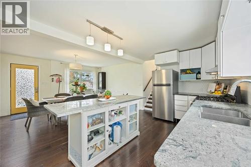 2006 Olive Avenue, Sarnia, ON - Indoor Photo Showing Kitchen With Double Sink With Upgraded Kitchen