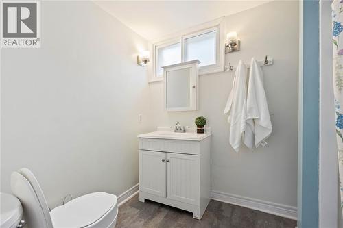 2006 Olive Avenue, Sarnia, ON - Indoor Photo Showing Bathroom