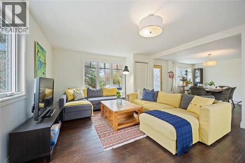 2006 Olive Avenue, Sarnia, ON - Indoor Photo Showing Living Room