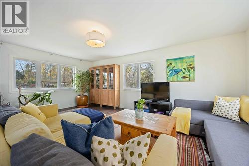 2006 Olive Avenue, Sarnia, ON - Indoor Photo Showing Living Room
