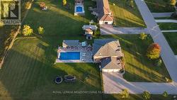 Triple car garage w EV charger,parking for 10+cars - 