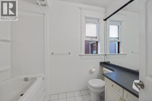 31 W 11Th Avenue, Vancouver, BC - Indoor Photo Showing Bathroom