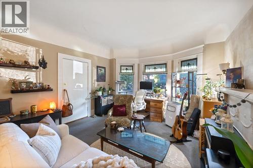 31 W 11Th Avenue, Vancouver, BC - Indoor Photo Showing Living Room