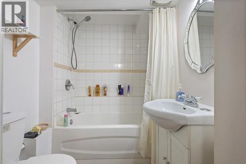 31 W 11Th Avenue, Vancouver, BC - Indoor Photo Showing Bathroom