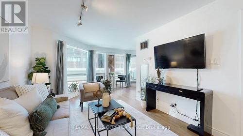 310 - 10 Yonge Street, Toronto, ON - Indoor Photo Showing Living Room