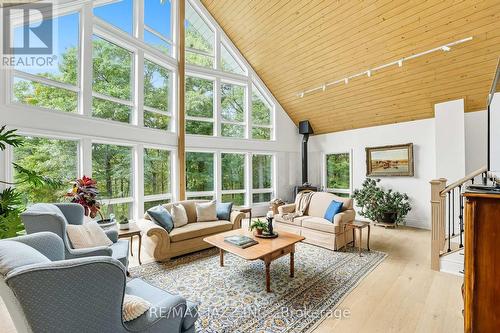 9500 Grasshopper Park Road, Clarington, ON - Indoor Photo Showing Living Room