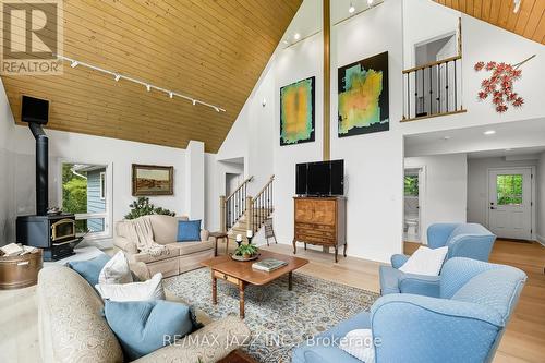 9500 Grasshopper Park Road, Clarington, ON - Indoor Photo Showing Living Room
