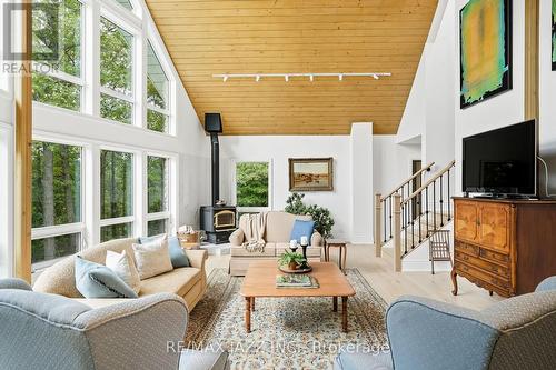 9500 Grasshopper Park Road, Clarington, ON - Indoor Photo Showing Living Room