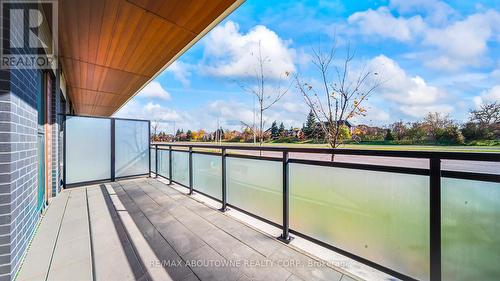 004 - 95 Dundas Street W, Oakville, ON - Outdoor