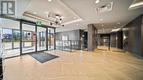 004 - 95 Dundas Street W, Oakville, ON - Indoor Photo Showing Other Room