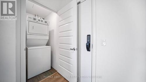 004 - 95 Dundas Street W, Oakville, ON - Indoor Photo Showing Laundry Room