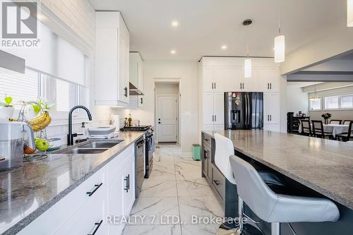128 Susan Drive, Pelham (Fonthill), ON - Indoor Photo Showing Kitchen With Double Sink With Upgraded Kitchen