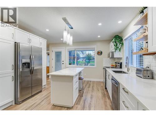 1260 Raymer Avenue Unit# 369, Kelowna, BC - Indoor Photo Showing Kitchen With Double Sink With Upgraded Kitchen