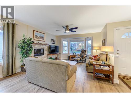 1260 Raymer Avenue Unit# 369, Kelowna, BC - Indoor Photo Showing Living Room With Fireplace