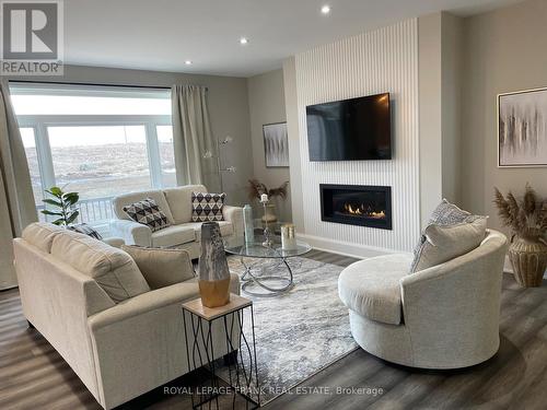 7 Nipigon Street, Kawartha Lakes (Fenelon Falls), ON - Indoor Photo Showing Living Room With Fireplace