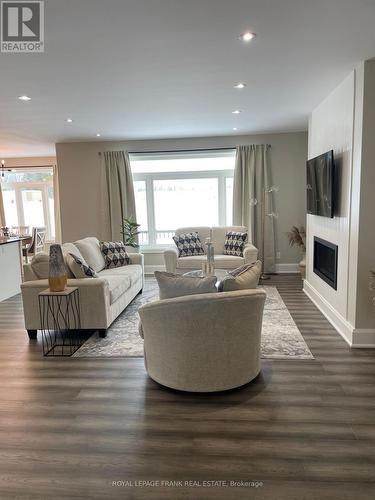 7 Nipigon Street, Kawartha Lakes (Fenelon Falls), ON - Indoor Photo Showing Living Room With Fireplace