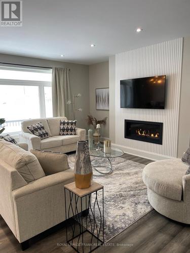7 Nipigon Street, Kawartha Lakes (Fenelon Falls), ON - Indoor Photo Showing Living Room With Fireplace