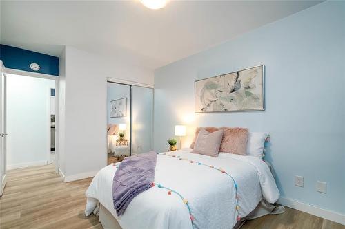 102 71 Roslyn Road, Winnipeg, MB - Indoor Photo Showing Bedroom