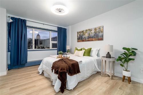 102 71 Roslyn Road, Winnipeg, MB - Indoor Photo Showing Bedroom
