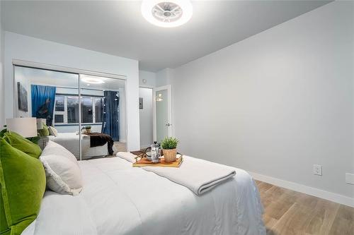 102 71 Roslyn Road, Winnipeg, MB - Indoor Photo Showing Bedroom