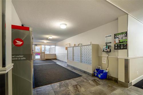 102 71 Roslyn Road, Winnipeg, MB - Indoor Photo Showing Other Room