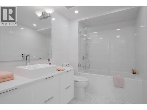 102 2246 Bellevue Avenue, West Vancouver, BC - Indoor Photo Showing Bathroom